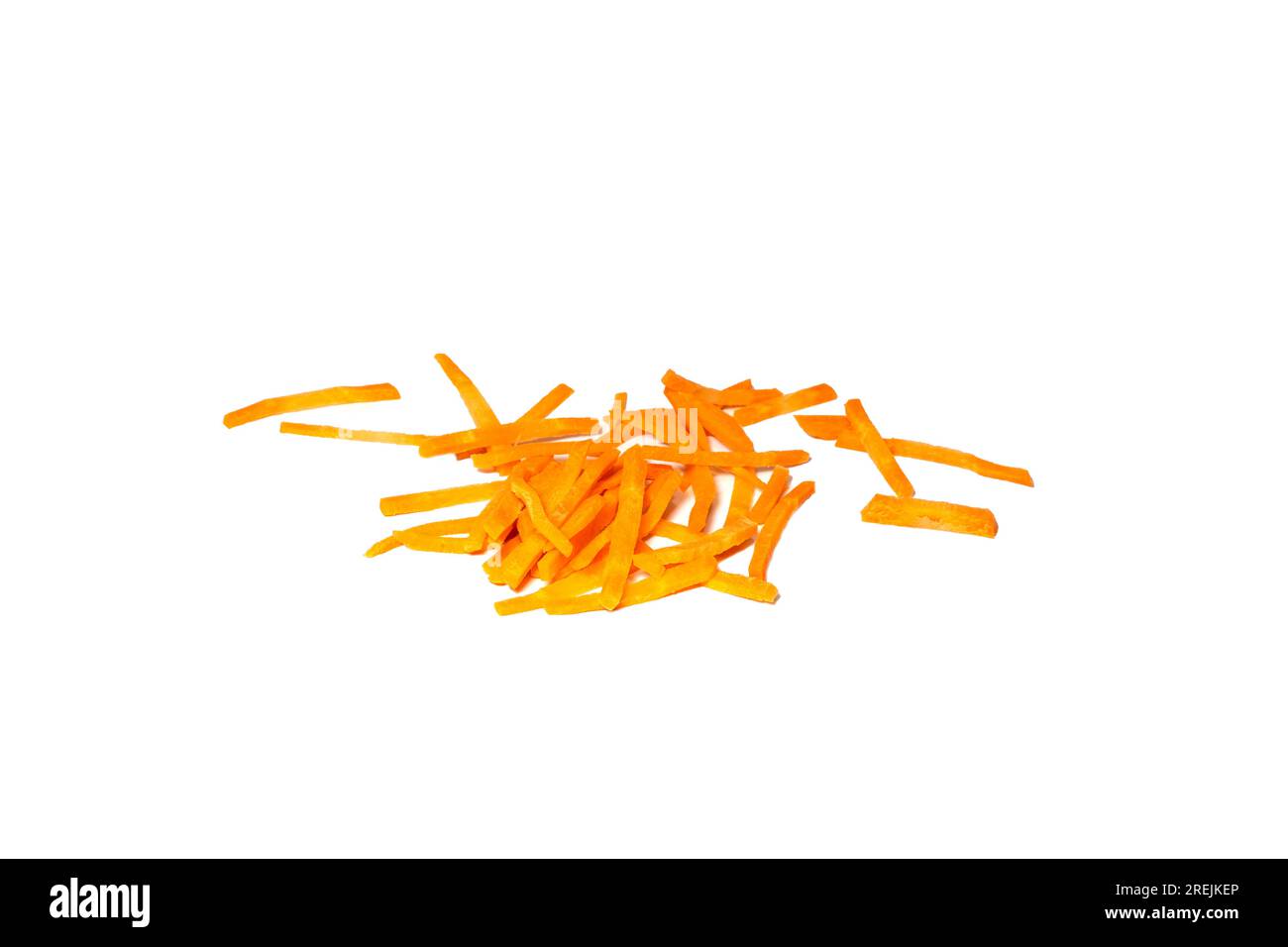 Primi piani di bastoni freschi tagliati di carota dolce isolati su sfondo bianco, vista laterale natura vitamina organica sana Foto Stock