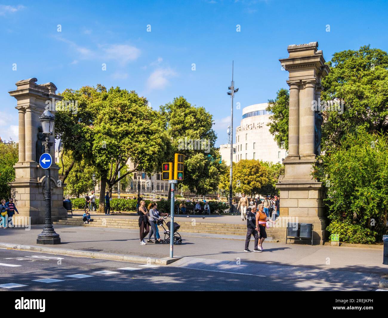 Plaza de Catalunya a Barcellona, Catalogna, Spagna con il grande magazzino El Corte Inglés sullo sfondo. Foto Stock