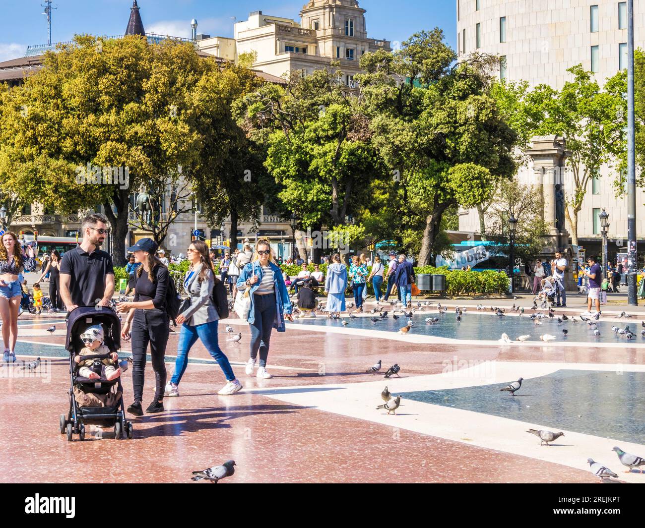 Plaza de Catalunya, all'estremità settentrionale di Las Ramblas a Barcellona, Catalogna, Spagna. Foto Stock