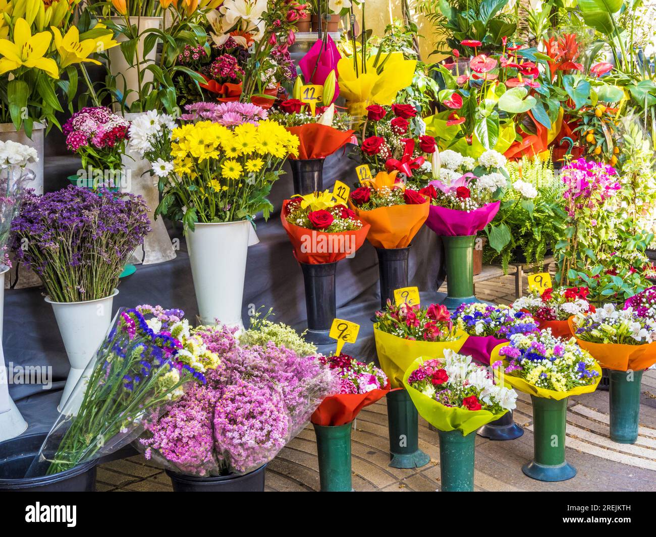 Un fioraio a Las Ramblas, Barcellona, Catalogna, Spagna. Foto Stock