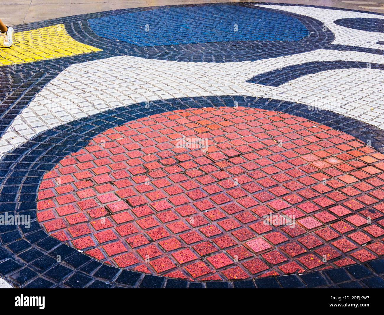Il mosaico di pavimentazione di Joan Miró in Piazza Boqueria a metà strada lungo le Ramblas a Barcellona, Catalogna, Spagna. Foto Stock