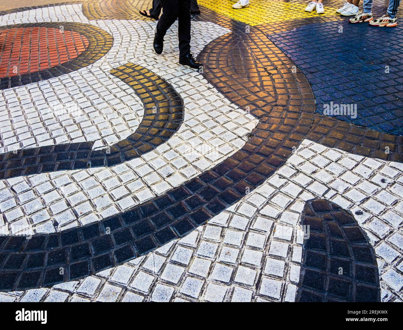 Il mosaico di pavimentazione di Joan Miró in Piazza Boqueria a metà strada lungo le Ramblas a Barcellona, Catalogna, Spagna. Foto Stock