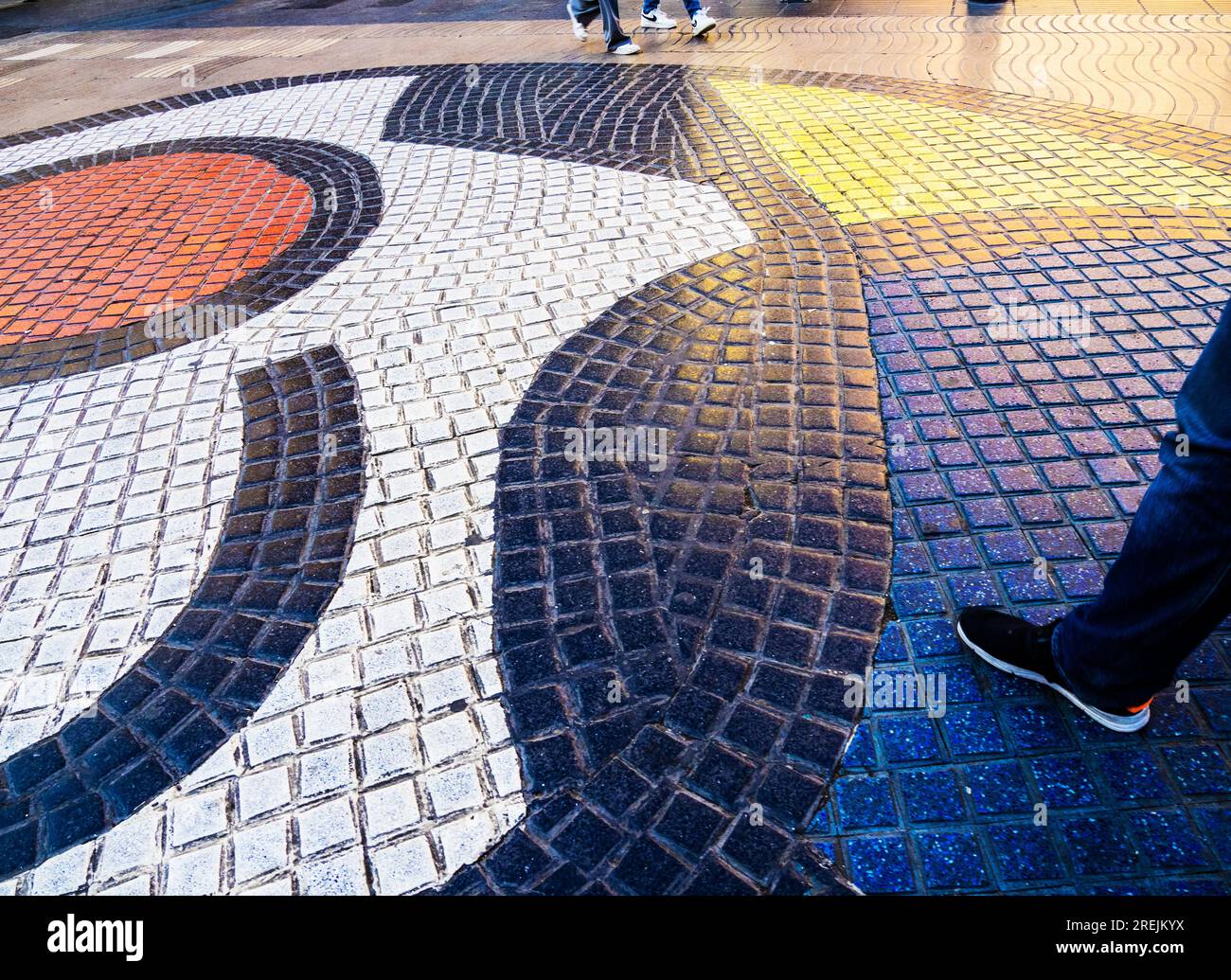 Il mosaico di pavimentazione di Joan Miró in Piazza Boqueria a metà strada lungo le Ramblas a Barcellona, Catalogna, Spagna. Foto Stock