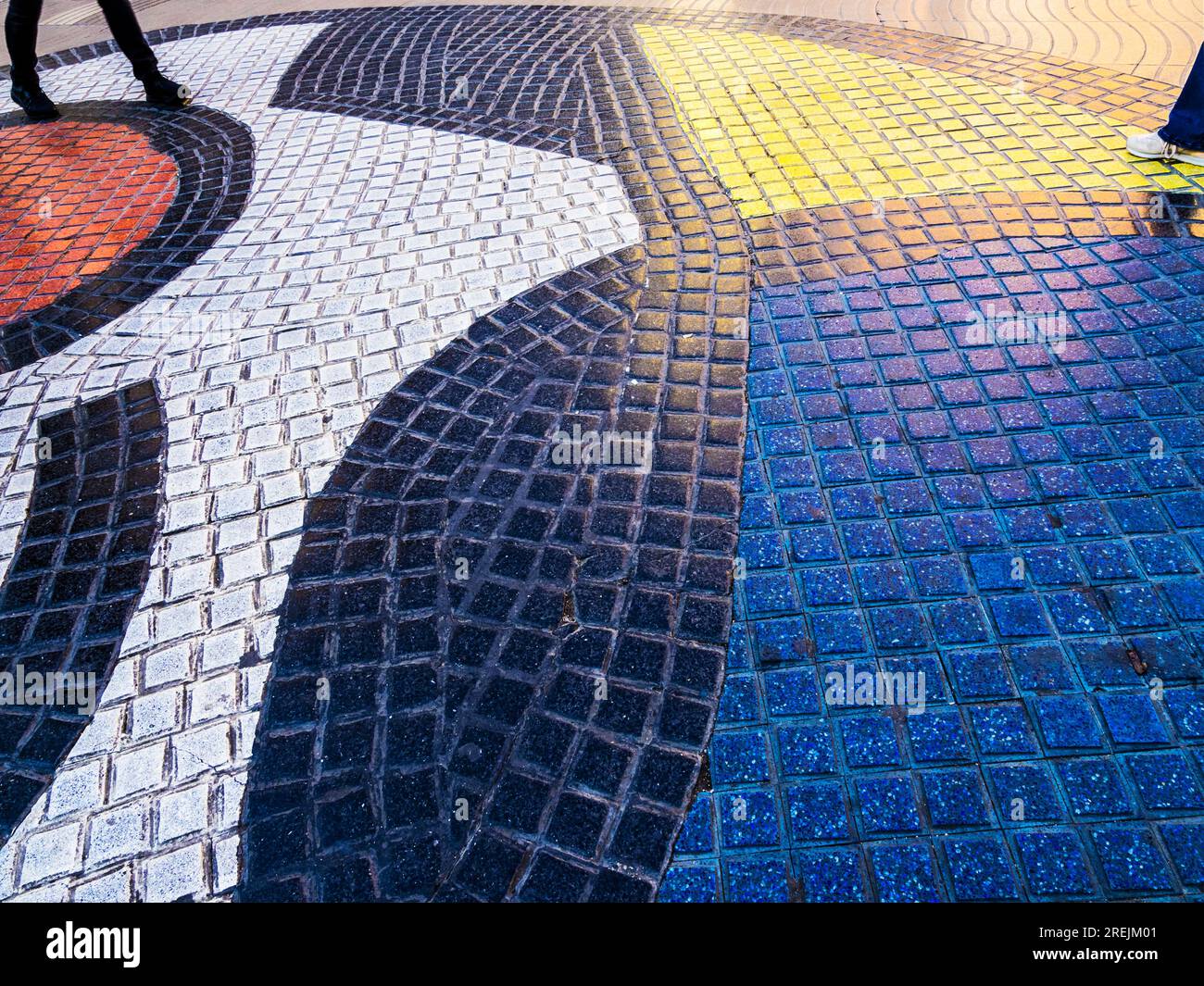Il mosaico di pavimentazione di Joan Miró in Piazza Boqueria a metà strada lungo le Ramblas a Barcellona, Catalogna, Spagna. Foto Stock