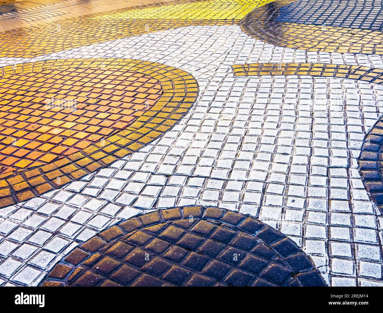 Parte del mosaico di pavimentazione di Joan Miró in Piazza Boqueria a metà strada lungo le Ramblas a Barcellona, Catalogna, Spagna. Foto Stock