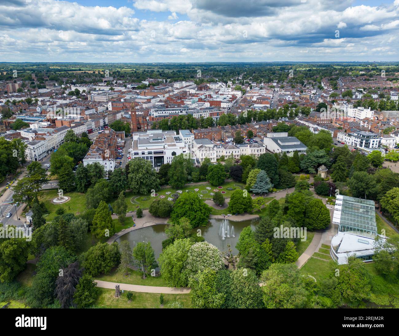 Vista aerea della Royal Leamington Spa con i Jephson Gardens in primo piano, Warwickshire, Inghilterra Foto Stock