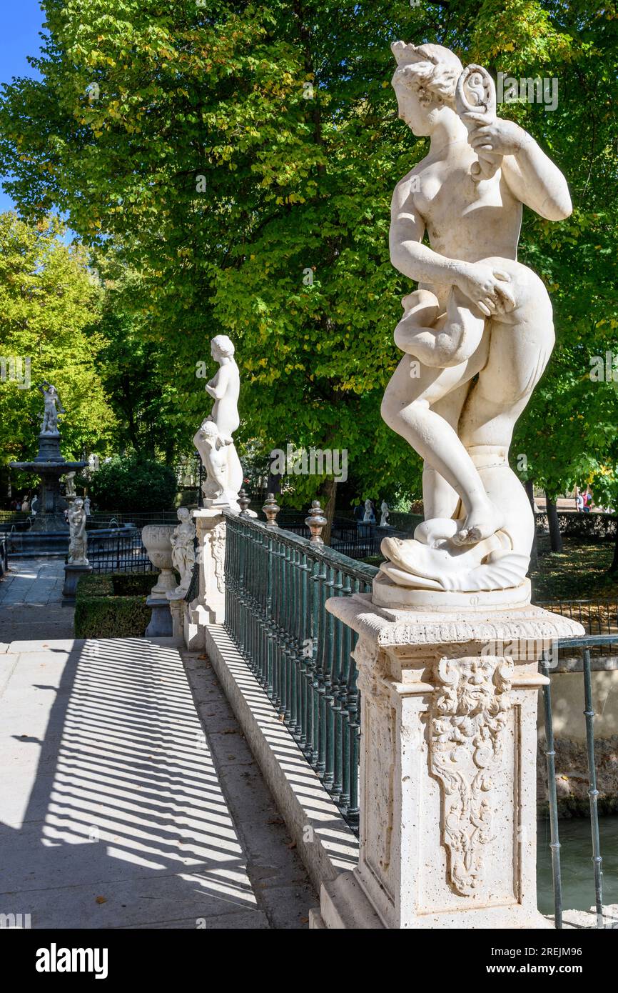 Statue sul ponte che conduce al Giardino dell'Isola, sul lato del Palazzo reale di Aranjuez, Comunidad de Madrid, Spagna. Foto Stock