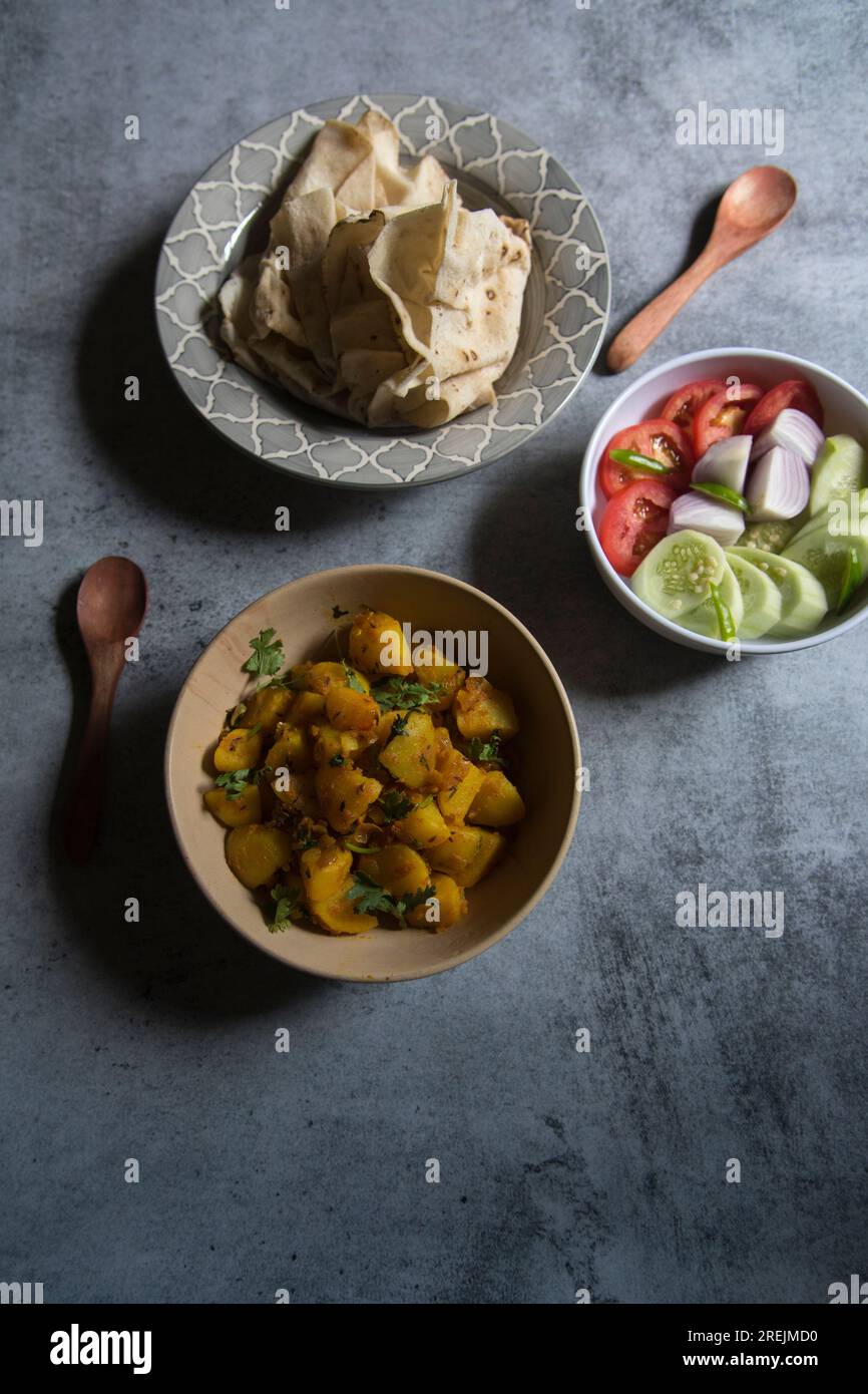 Pranzo vegetariano indiano rumali roti o pane indiano e alu jeera o masala di patate Foto Stock