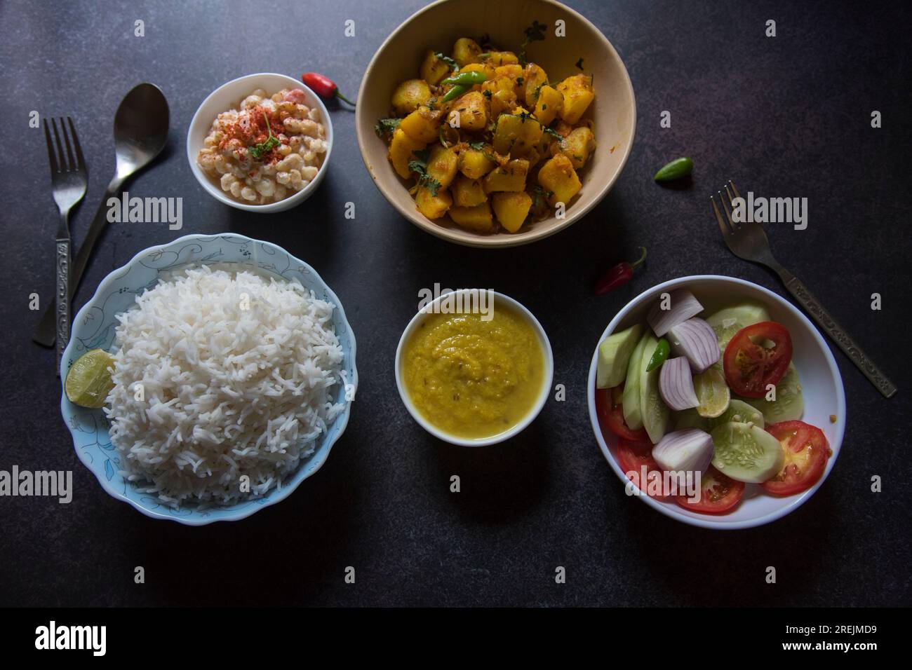Viene servito un menu di pranzo vegetariano Indiano pronto a mangiare. Vista dall'alto Foto Stock