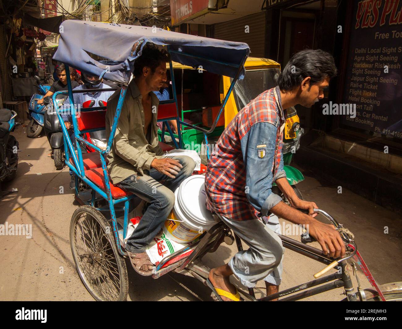 Autista di tuk tuk nelle strette strade di Sangatrashan Bazar, Paharganj, nuova Delhi, India Foto Stock