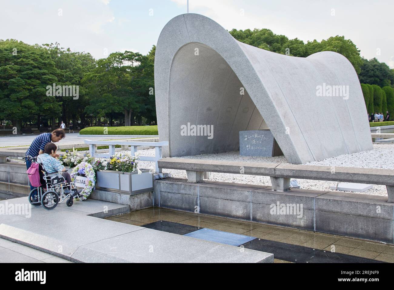 27 luglio 2023, Hiroshima, Giappone: La gente prega per le vittime dei bombardamenti atomici di fronte al cenotafio al Peace Memorial Park di Hiroshima. Quest'anno segnerà i 78 anni dal bombardamento atomico di Hiroshima (6 agosto 1945) durante la seconda guerra mondiale. Il Giappone è l'unico paese attaccato dalle bombe atomiche. Un gruppo di giornalisti stranieri ha visitato la città di Hiroshima (in un tour stampa) prima della cerimonia commemorativa. Il tour stampa è stato organizzato dal Ministero degli affari Esteri del Giappone con il sostegno del Foreign Press Center Japan. (Immagine di credito: © Rodrigo Reyes Marin/ZUMA Press Wire) EDITORIALE USAG Foto Stock