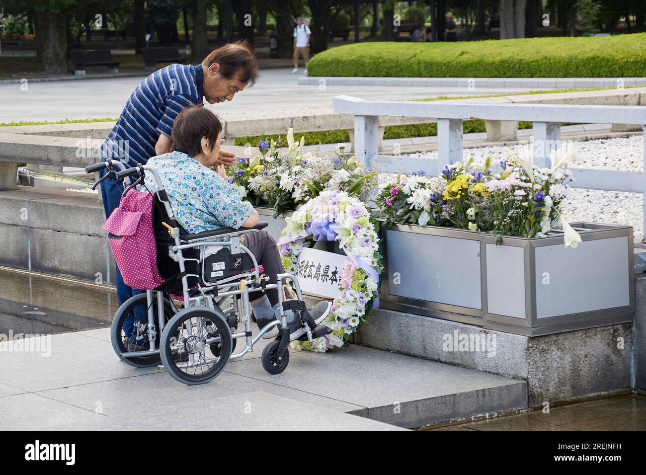 27 luglio 2023, Hiroshima, Giappone: La gente prega per le vittime dei bombardamenti atomici di fronte al cenotafio al Peace Memorial Park di Hiroshima. Quest'anno segnerà i 78 anni dal bombardamento atomico di Hiroshima (6 agosto 1945) durante la seconda guerra mondiale. Il Giappone è l'unico paese attaccato dalle bombe atomiche. Un gruppo di giornalisti stranieri ha visitato la città di Hiroshima (in un tour stampa) prima della cerimonia commemorativa. Il tour stampa è stato organizzato dal Ministero degli affari Esteri del Giappone con il sostegno del Foreign Press Center Japan. (Immagine di credito: © Rodrigo Reyes Marin/ZUMA Press Wire) EDITORIALE USAG Foto Stock