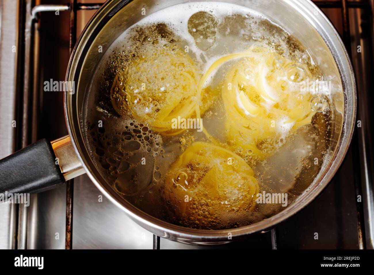 Le tagliatelle vengono cotte in una pentola sulla stufa. Foto Stock