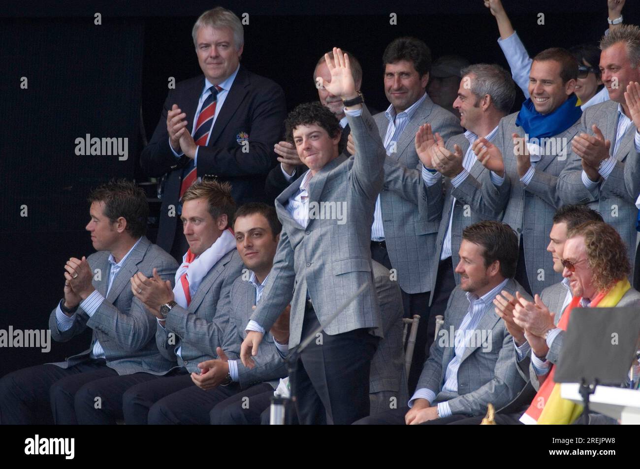 Rory McIlroy del Team Europe festeggia con i suoi compagni di squadra sul palco dopo la vittoria dell'Europa nella Ryder Cup 2010 al Celtic Manor Resort il 4 ottobre 2010 a Newport, Regno Unito. Foto Stock