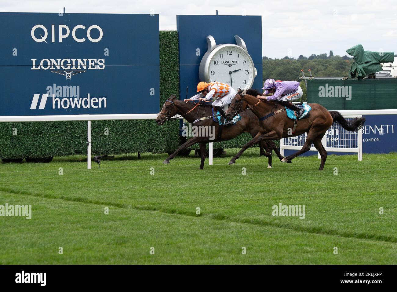 Ascot, Berkshire, Regno Unito. 28 luglio 2023. Cavallo blazon cinque pilotato dal fantino Jack Mitchell (seta arancione e bianca) vince il John Guest Racing Brown Jack handicap Stakes all'ippodromo di Ascot il primo giorno del QIPCO King George Weekend di corse ippiche. Proprietario Calne Engineering Ltd Allenatore Roger Teal, Lambourn. Credito: Maureen McLean/Alamy Live News Foto Stock