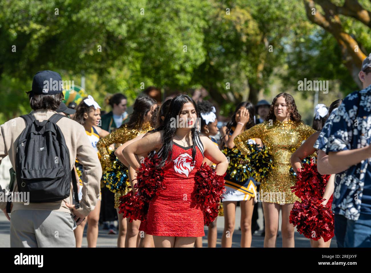 Davis, CA - 15 aprile 2023. Picnic Day Parade presso l'Università della California a Davis con una cheerleader Foto Stock