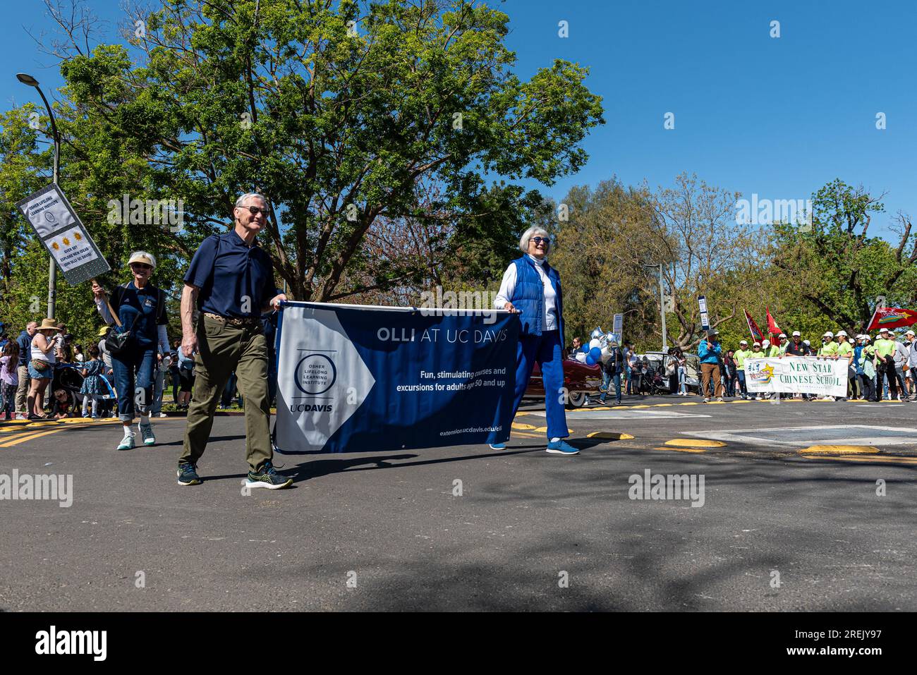 Davis, CA - 15 aprile 2023. Picnic Day Parade presso l'Università della California a Davis con OLLI, OSHER Lifelong Learning Institute Foto Stock
