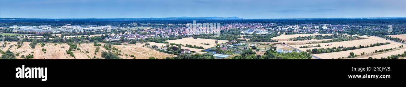 Panorama con droni ad ampio angolo sull'insediamento tedesco di Moerfelden vicino a Francoforte al tramonto in estate Foto Stock