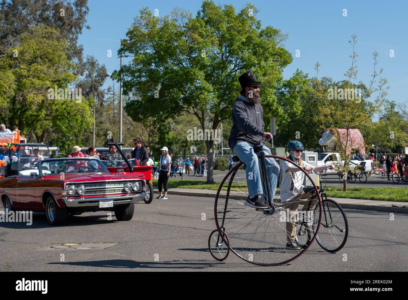 Davis, CA - 15 aprile 2023. Picnic Day Parade presso l'Università della California a Davis con una bicicletta vecchio stile con grande ruota anteriore Foto Stock