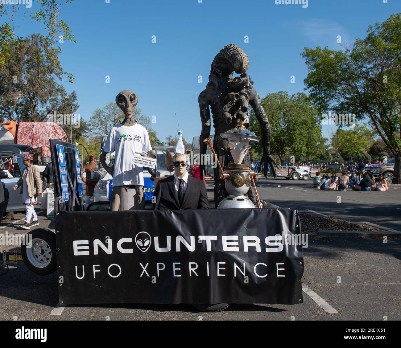 Davis, CA - 15 aprile 2023. Picnic Day Parade presso l'Università della California a Davis con incontri UFO Experience Foto Stock