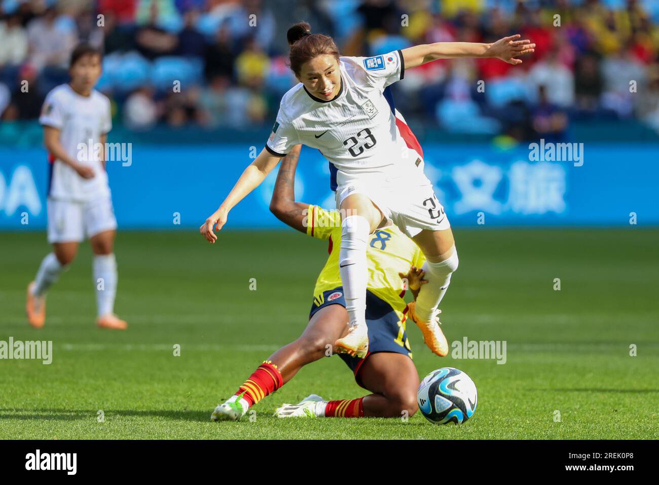 Sydney, Australia. 25 luglio 2023. Linda Caicedo (18) della Colombia e Kang Chae-Rim (23) in azione durante la Coppa del mondo femminile FIFA 2023 Australia/nuova Zelanda tra Colombia e Corea all'Aussie Stadium. Punteggio finale: Colombia 2 - Corea del Sud 0. (Foto di Patricia Pérez Ferraro/SOPA Images/Sipa USA) credito: SIPA USA/Alamy Live News Foto Stock