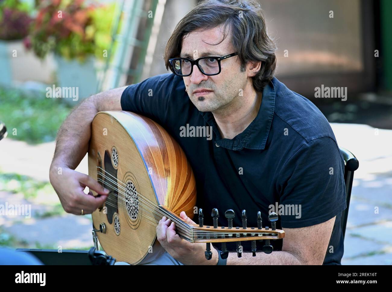 Valentino Corvino è membro dell'Arkè String Quartet. Ha un diploma in violino, qui sta usando l'oud, uno strumento a corda mediorientale. Foto Stock