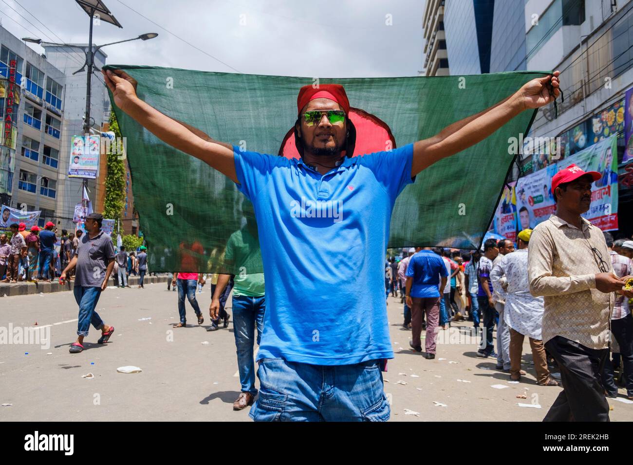Dhaka, Dhaka, Bangladesh. 4 aprile 2023. Un sostenitore del BNP ondeggia la bandiera nazionale.in una dimostrazione risoluta di fervore politico, il Partito nazionalista del Bangladesh (BNP) organizzò un grande raduno, con una singolare richiesta di un governo non partigiano nelle prossime elezioni. Le strade riverberavano con la tonalità e il grido di sostenitori entusiasti, uniti nella loro ricerca di un processo elettorale equo e trasparente. (Immagine di credito: © Rizwan Hasan/Pacific Press via ZUMA Press Wire) SOLO USO EDITORIALE! Non per USO commerciale! Foto Stock
