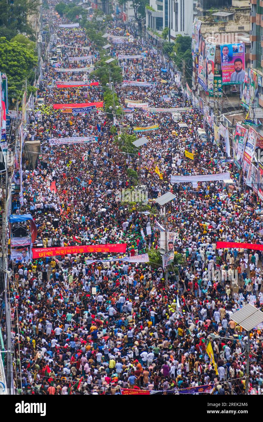 Dhaka, Dhaka, Bangladesh. 4 aprile 2023. Una parte della folla si è riunita per il grande raduno. In una dimostrazione risoluta di fervore politico, il Partito nazionalista del Bangladesh (BNP) organizzò un grande raduno, con una singolare richiesta di un governo non partigiano nelle prossime elezioni. Le strade riverberavano con la tonalità e il grido di sostenitori entusiasti, uniti nella loro ricerca di un processo elettorale equo e trasparente. (Immagine di credito: © Rizwan Hasan/Pacific Press via ZUMA Press Wire) SOLO USO EDITORIALE! Non per USO commerciale! Foto Stock