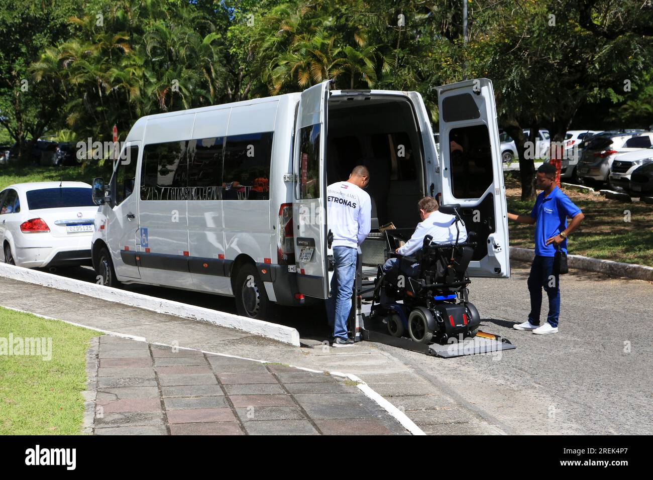 Segnaletica Stradale In Un'area Riservata Ai Disabili Immagine Stock - Immagine Di