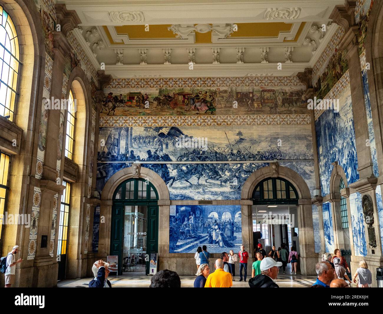 Porto, Portogallo. 18 giugno 2023. I turisti possono ammirare le bellissime piastrelle portoghesi che raffigurano scene di vita storica. Porto è la seconda città più grande del Portogallo e la capitale della regione settentrionale, nonché un vivace centro industriale e commerciale. La città è costruita su un'altura che si affaccia sul lato settentrionale dell'estuario del fiume Douro e il suo centro storico è stato dichiarato patrimonio dell'umanità dell'UNESCO nel 1996. (Immagine di credito: © Ana Fernandez/SOPA Images via ZUMA Press Wire) SOLO USO EDITORIALE! Non per USO commerciale! Foto Stock