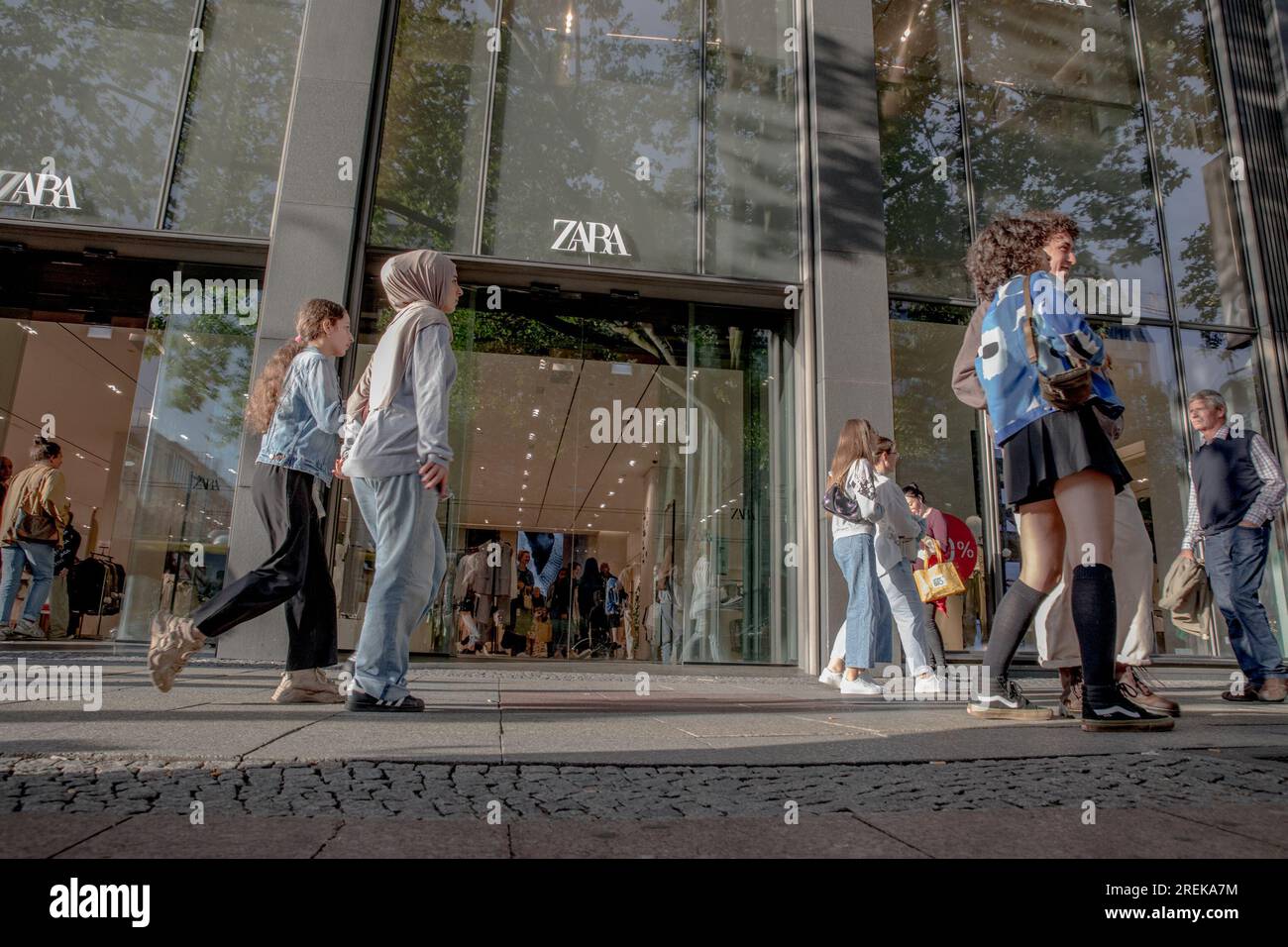 Nonostante il rallentamento economico, le strade di Charlottenburg, Berlino, rimasero affollate di pedoni il 28 luglio 2023. La Germania, la più grande economia della zona euro, ha dovuto affrontare una serie di sfide economiche. Il secondo trimestre del 2023 ha visto l’economia stagnare, mancando le previsioni di crescita modesta. Fattori come i prezzi elevati dell’energia, il debole potere d’acquisto e i bassi volumi di ordini di fabbrica hanno contribuito al rallentamento economico. I negozi e i centri commerciali più popolari di Berlino, un tempo un centro di attività, ora vedono meno clienti. Il ridotto afflusso contrasta nettamente la solita vivacità dello shoppin di Berlino Foto Stock