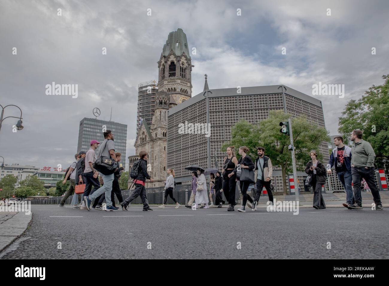 Nonostante il rallentamento economico, le strade di Charlottenburg, Berlino, rimasero affollate di pedoni il 28 luglio 2023. La Germania, la più grande economia della zona euro, ha dovuto affrontare una serie di sfide economiche. Il secondo trimestre del 2023 ha visto l’economia stagnare, mancando le previsioni di crescita modesta. Fattori come i prezzi elevati dell’energia, il debole potere d’acquisto e i bassi volumi di ordini di fabbrica hanno contribuito al rallentamento economico. I negozi e i centri commerciali più popolari di Berlino, un tempo un centro di attività, ora vedono meno clienti. Il ridotto afflusso contrasta nettamente la solita vivacità dello shoppin di Berlino Foto Stock