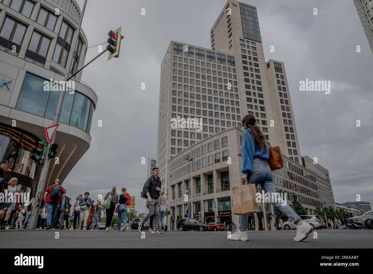 Nonostante il rallentamento economico, le strade di Charlottenburg, Berlino, rimasero affollate di pedoni il 28 luglio 2023. La Germania, la più grande economia della zona euro, ha dovuto affrontare una serie di sfide economiche. Il secondo trimestre del 2023 ha visto l’economia stagnare, mancando le previsioni di crescita modesta. Fattori come i prezzi elevati dell’energia, il debole potere d’acquisto e i bassi volumi di ordini di fabbrica hanno contribuito al rallentamento economico. I negozi e i centri commerciali più popolari di Berlino, un tempo un centro di attività, ora vedono meno clienti. Il ridotto afflusso contrasta nettamente la solita vivacità dello shoppin di Berlino Foto Stock