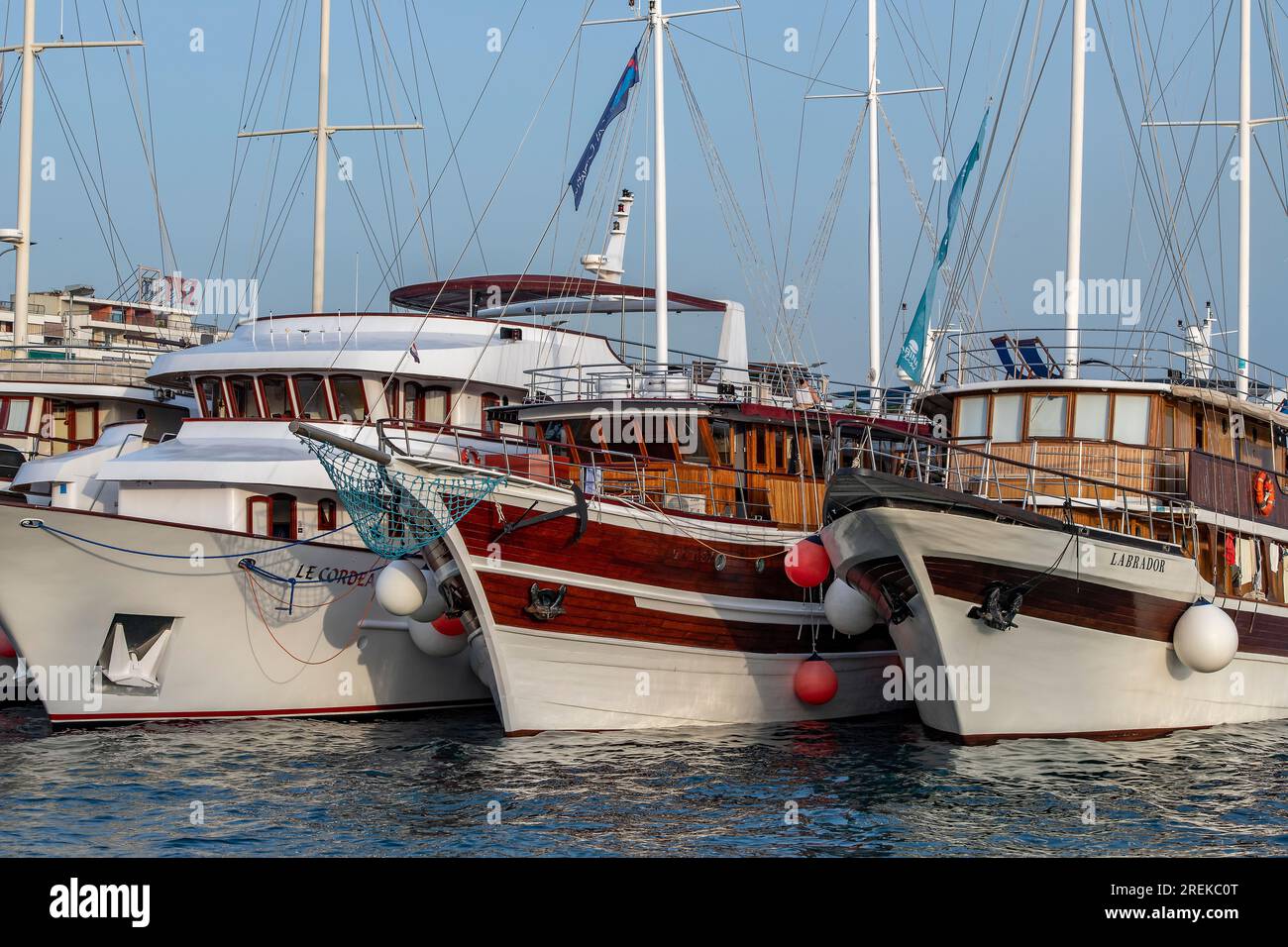 barche da diporto ormeggiate nel porto di grad split in croazia. grandi barche per escursioni giornaliere per i turisti a spalato. Foto Stock