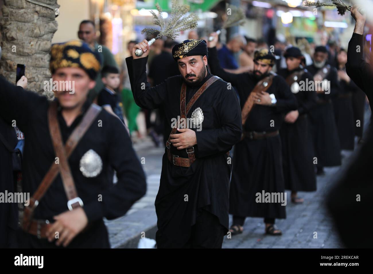 Baghdad, Iraq. 28 luglio 2023. I musulmani sciiti si picchiarono con catene durante una cerimonia rituale nel giorno di Ashura a Kadhimiya. Ashura è il decimo giorno di Muharram, il primo mese del calendario islamico, che segna il giorno in cui Husayn ibn Ali, nipote del profeta islamico Maometto, fu ucciso nella battaglia di Karbala. Credito: Ameer al-Mohammedawi/dpa/Alamy Live News Foto Stock