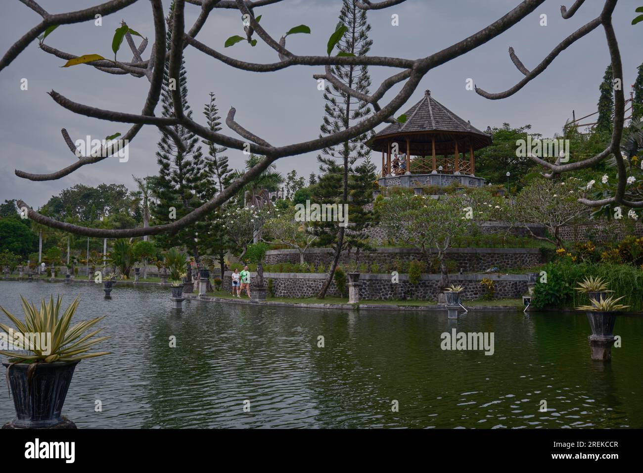 Ujung Water Palace è un ex palazzo nella reggenza di Karangasem, Bali, Indonesia . Conosciuto anche come Parco di Ujung , Waterpaleis o Parco di Sukasada. Foto Stock