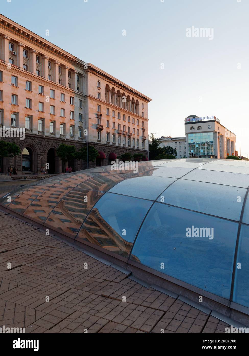 L'ufficio dei presidenti (a sinistra), parte di tre edifici che compongono il complesso in stile largo Stalinist Empire. Sofia, Bulgaria. 28 luglio 2023. Foto Stock