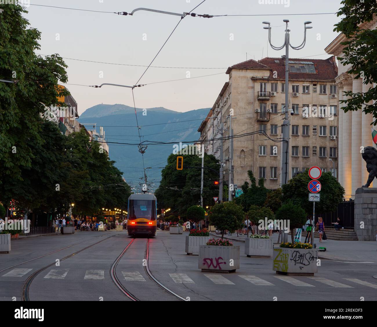 Tram su Vitosha Boulevard con le montagne alle spalle in una serata estiva. Sofia, capitale della Bulgaria. 28 luglio 2023. Foto Stock