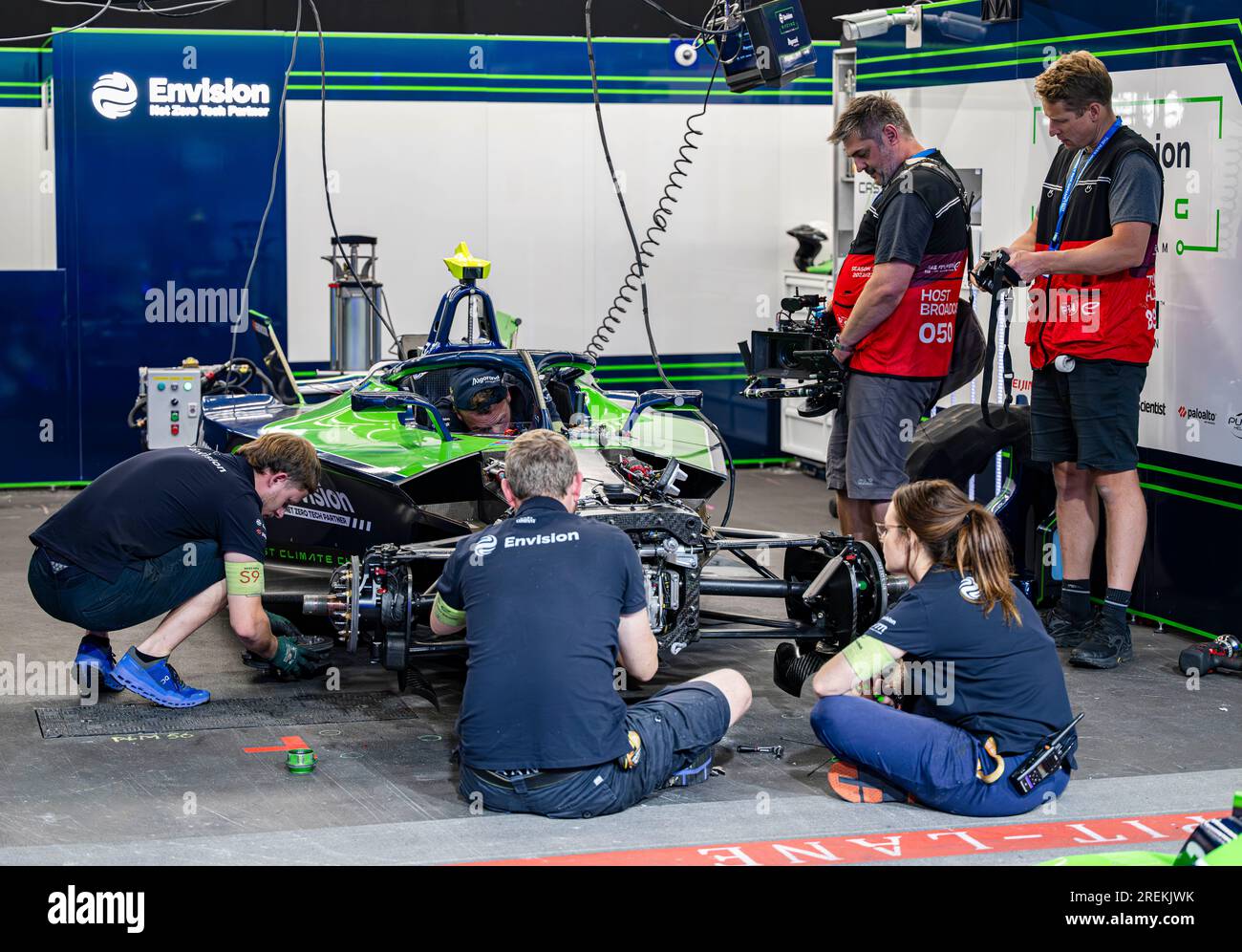 LONDRA, REGNO UNITO. 28 luglio 2023. Gli ingegneri di Envision Racing si stanno preparando per la vettura di Nick Cassidy prima delle prove libere 1 durante l'e-Prix ABB FIA Formula e 2023 Hankook London all'Excel di venerdì 28 luglio 2023 a LONDRA, in INGHILTERRA. Crediti: Taka G Wu/Alamy Live News Foto Stock