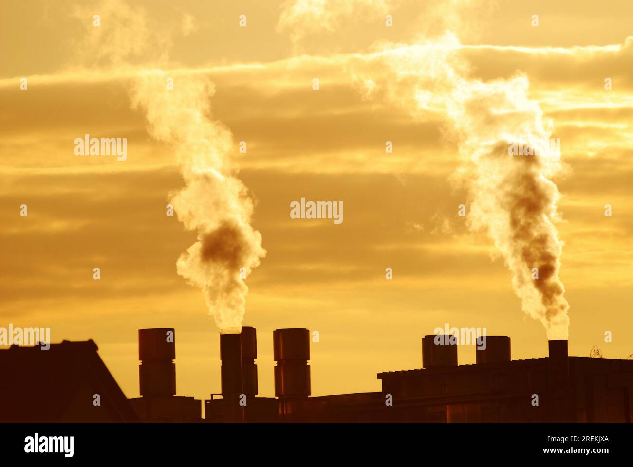 Inquinamento atmosferico con fumo proveniente da una fabbrica Foto Stock