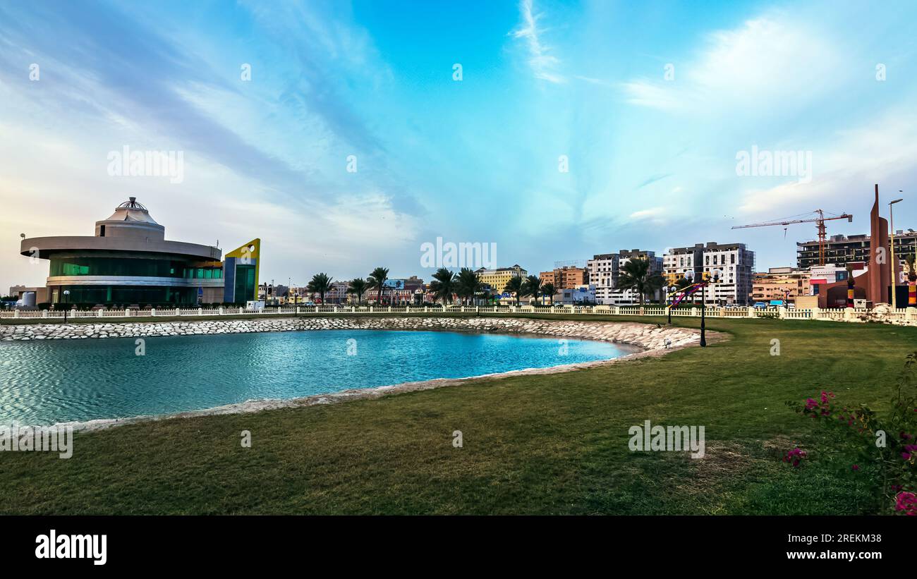 Splendide vedute dell'alba al Parco al Khobar, con un cielo mozzafiato sullo sfondo. Arabia Saudita, Khobar. Foto Stock