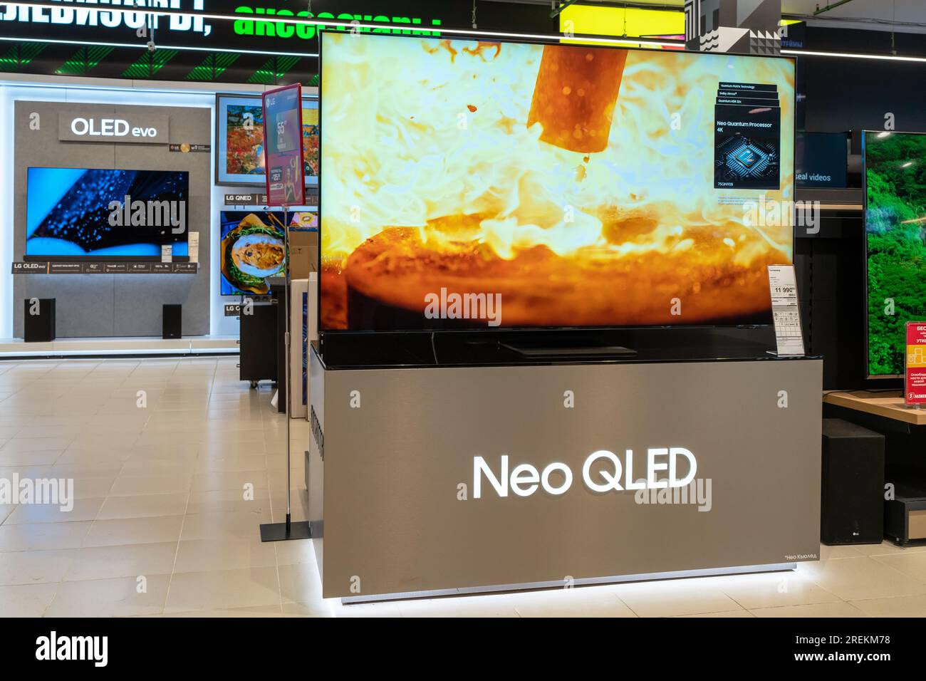 Televisori LG e Samsung in vendita in un negozio di elettronica. Minsk, Bielorussia, 28 luglio 2023 Foto Stock