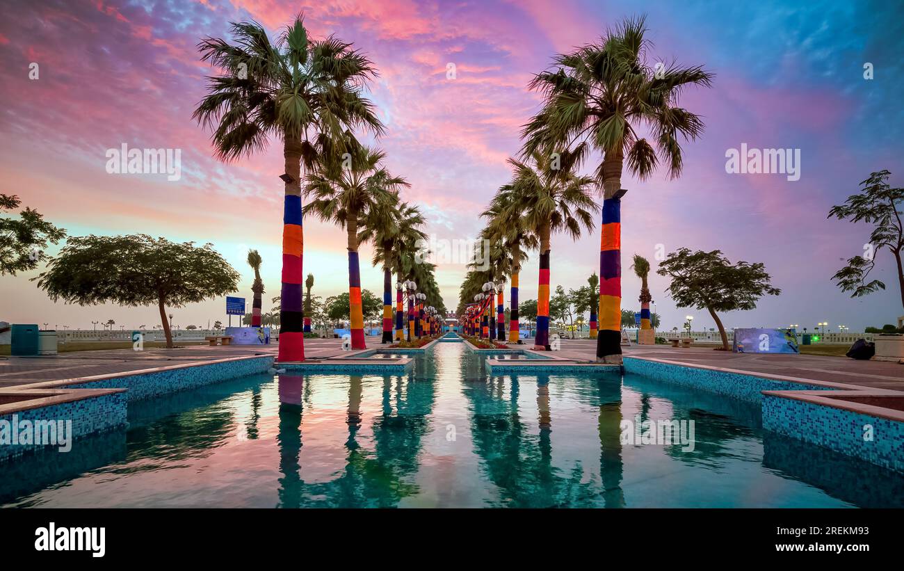 Splendide vedute dell'alba al Parco al Khobar, con un cielo mozzafiato sullo sfondo. Arabia Saudita, Khobar. Foto Stock