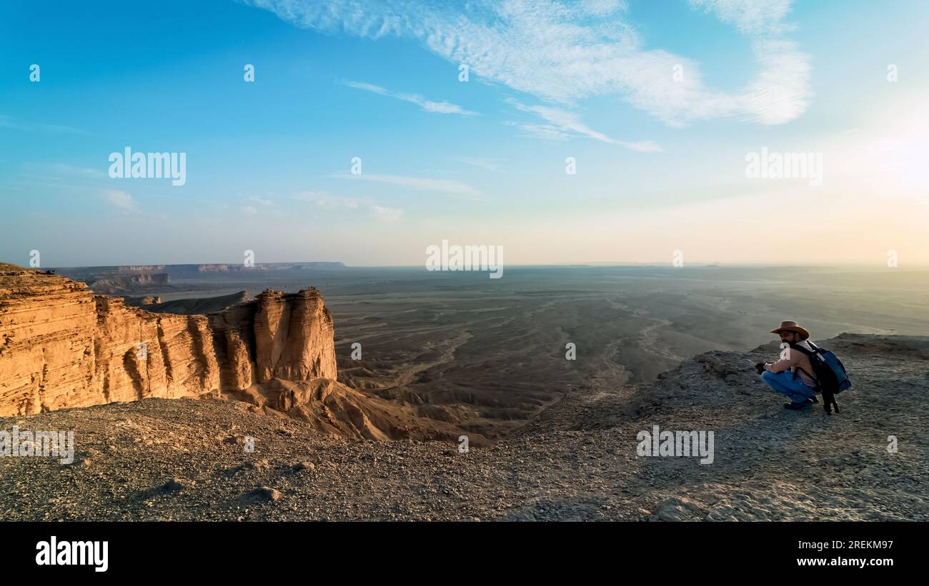 Un fotografo d'avventura a Edge of the World, un punto di riferimento naturale e popolare destinazione turistica vicino a Riyadh, in Arabia Saudita. Foto Stock