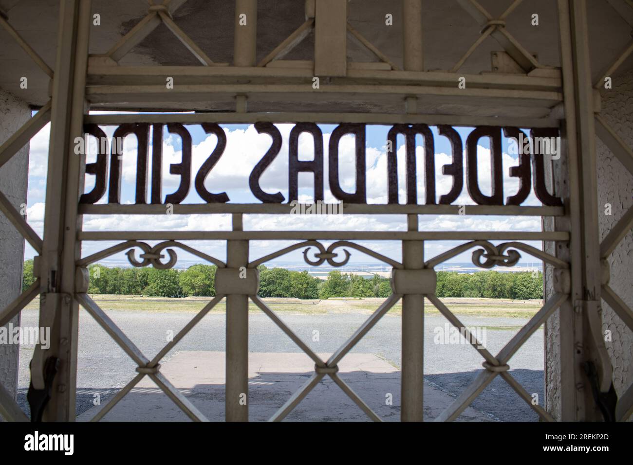 Buchenwald, Germania. 27 luglio 2023. La porta del campo di concentramento di Buchenwald con il messaggio "OGNUNO È SUO». Qui migliaia di persone sono cadute vittime dell'ideologia politica del nazionalsocialismo. Credito: Daniel Schäfer/dpa/Alamy Live News Foto Stock