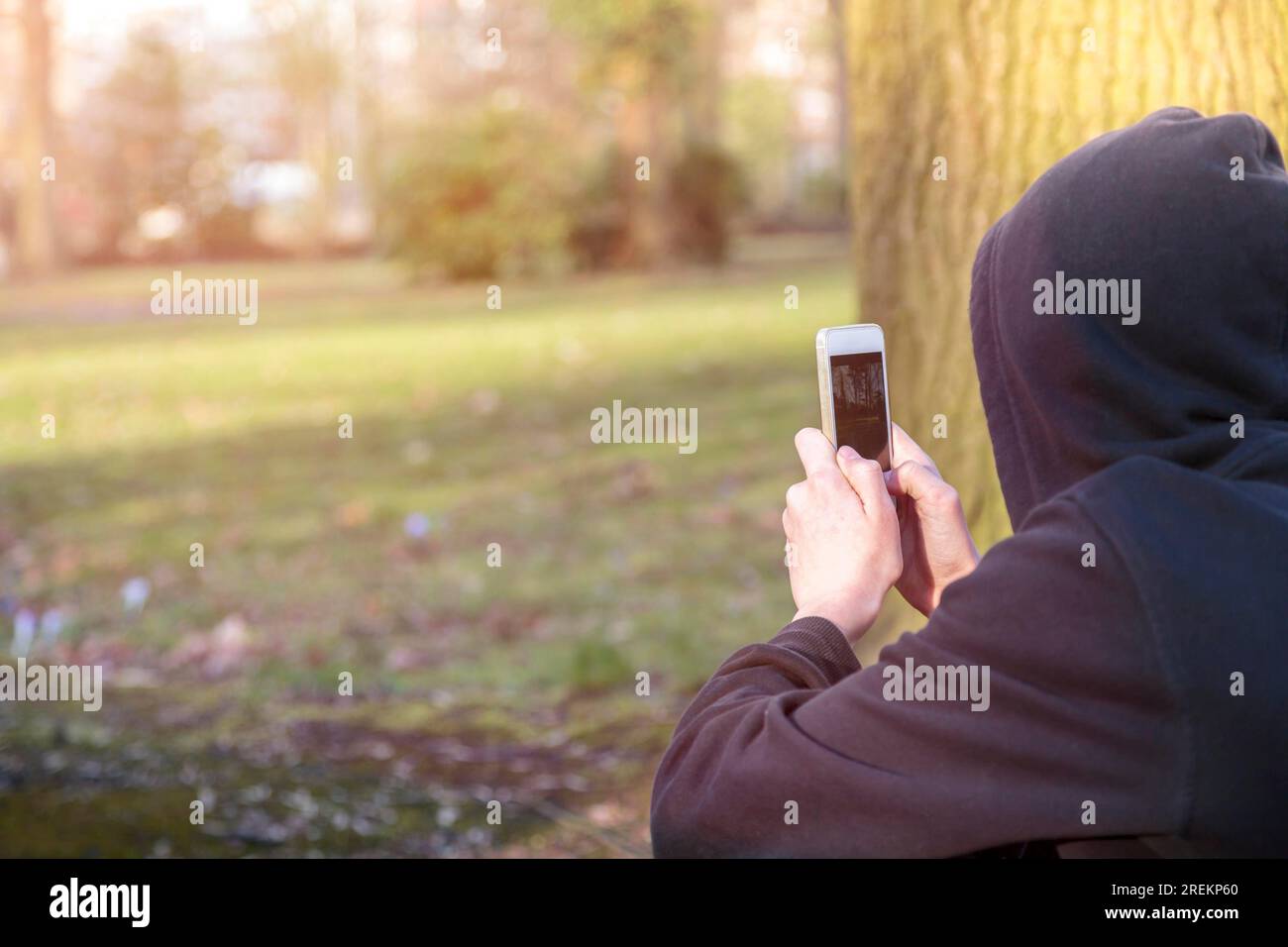 Ragazzo adolescente che scatta fotografie con uno smartphone Foto Stock