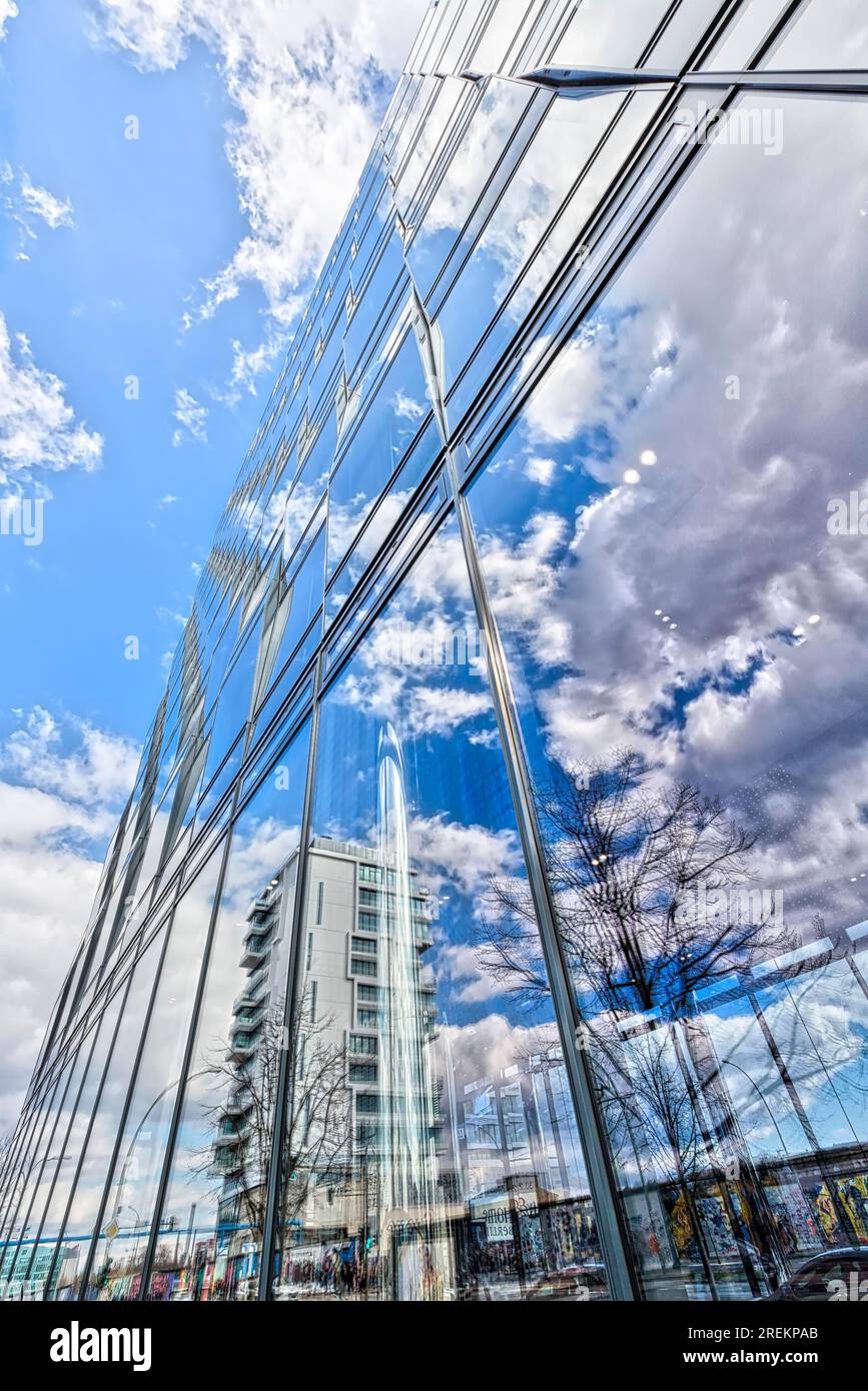 Facciata in vetro riflettente con cielo blu Foto Stock