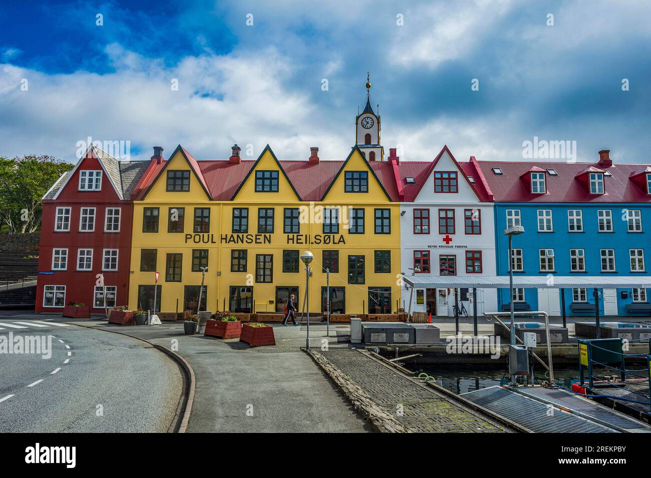 Case tradizionali nel porto di Torshavn, capitale delle isole Faroe, Streymoy, Danimarca Foto Stock