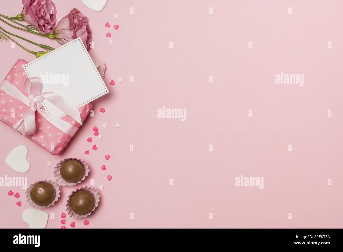 Fiori vicino alla cartolina di caramelle di cioccolato. Risoluzione e foto bellissime di alta qualità Foto Stock