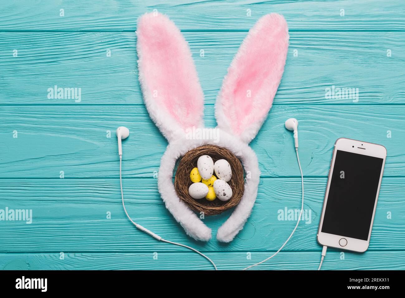 Smartphone vicino alle orecchie coniglietto. Bella foto Foto Stock